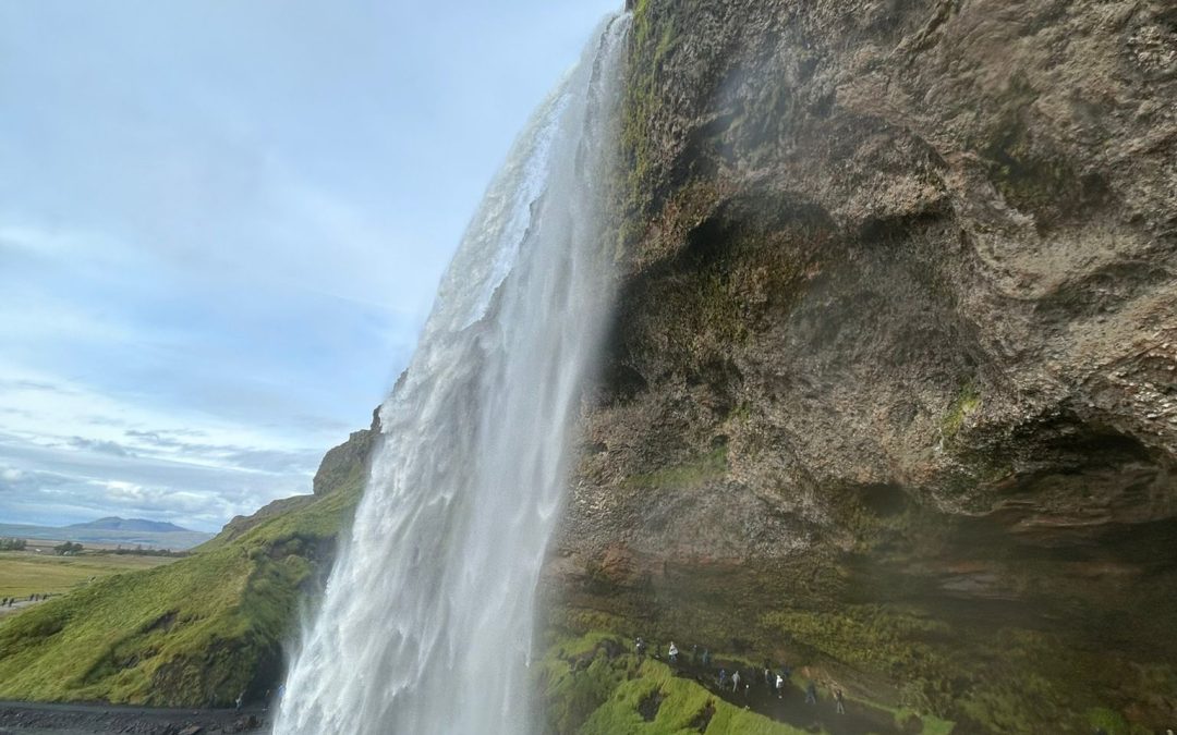 Seljalandsfoss: La Cascata Iconica dell’Islanda